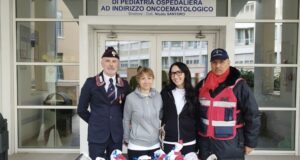 Solidarietà e sorrisi al Policlinico di Bari: doni ai piccoli pazienti del reparto onco-ematologico