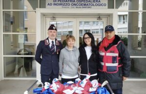 Solidarietà e sorrisi al Policlinico di Bari: doni ai piccoli pazienti del reparto onco-ematologico