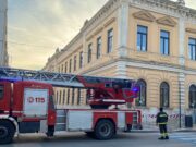 Cornicione pericolante all’istituto Fornelli-Giovanni XXIII: intervento dei Vigili del Fuoco