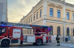 Cornicione pericolante all’istituto Fornelli-Giovanni XXIII: intervento dei Vigili del Fuoco