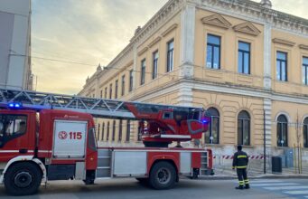 Cornicione pericolante all’istituto Fornelli-Giovanni XXIII: intervento dei Vigili del Fuoco