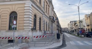 Cornicione pericolante all’istituto Fornelli-Giovanni XXIII: intervento dei Vigili del Fuoco