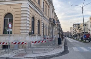 Cornicione pericolante all’istituto Fornelli-Giovanni XXIII: intervento dei Vigili del Fuoco