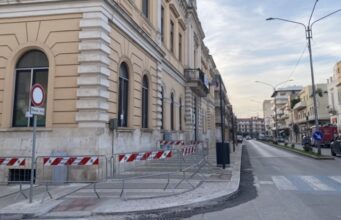 Cornicione pericolante all’istituto Fornelli-Giovanni XXIII: intervento dei Vigili del Fuoco