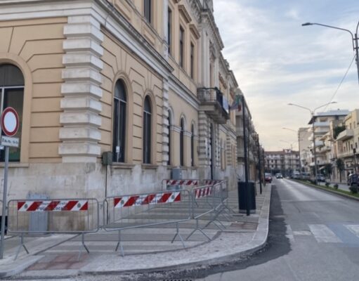 Cornicione pericolante all’istituto Fornelli-Giovanni XXIII: intervento dei Vigili del Fuoco