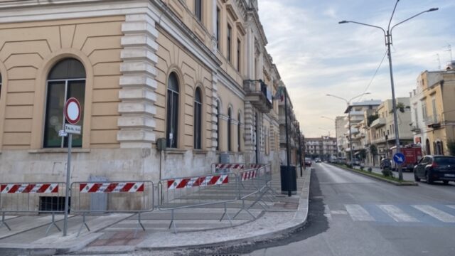 Cornicione pericolante all’istituto Fornelli-Giovanni XXIII: intervento dei Vigili del Fuoco