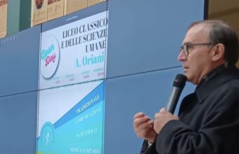 Francesco Catalano dirigente Liceo Classico e delle Scienze Umane Corato durante un intervento all’Open day