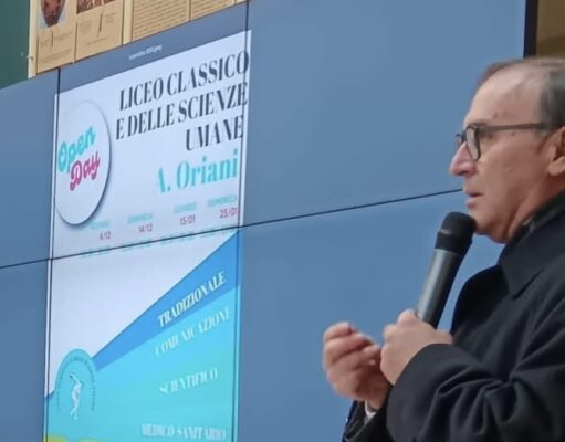 Francesco Catalano dirigente Liceo Classico e delle Scienze Umane Corato durante un intervento all’Open day