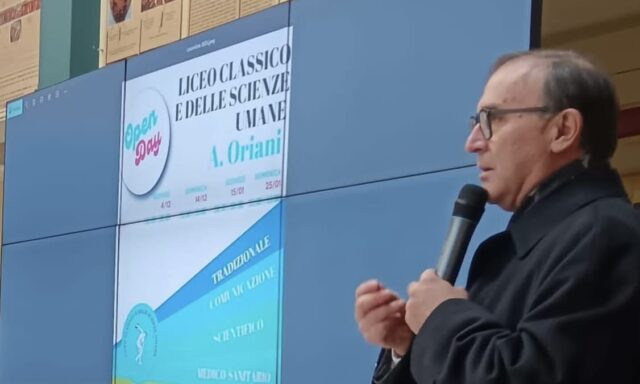 Francesco Catalano dirigente Liceo Classico e delle Scienze Umane Corato durante un intervento all’Open day