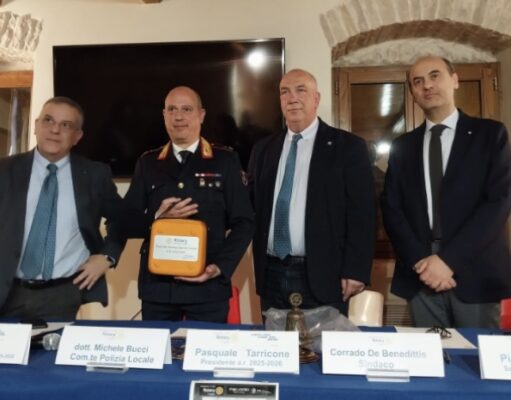 Il Rotary Corato dona due defibrillatori alla Polizia Locale