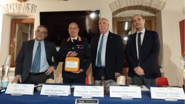 Il Rotary Corato dona due defibrillatori alla Polizia Locale
