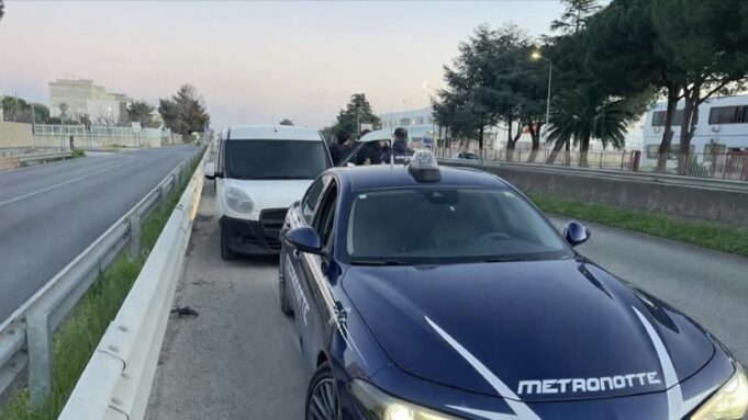 Inseguimento sulla SP231, sequestrati due veicoli carichi di parti d’auto sospette Inseguimento sulla SP 231 sequestro veicolo con parti d’auto sospette