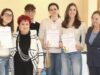 Nicole Cimadomo e gli altri vincitori dell'agone con la prof.ssa Teresa Maiello, organizzatrice della gara, e con la dirigente scolastica Daniela Nappa (DS Liceo Classico e SU "Francesco Durante" di Frattamaggiore)