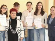 Nicole Cimadomo e gli altri vincitori dell'agone con la prof.ssa Teresa Maiello, organizzatrice della gara, e con la dirigente scolastica Daniela Nappa (DS Liceo Classico e SU "Francesco Durante" di Frattamaggiore)