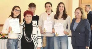 Nicole Cimadomo e gli altri vincitori dell'agone con la prof.ssa Teresa Maiello, organizzatrice della gara, e con la dirigente scolastica Daniela Nappa (DS Liceo Classico e SU "Francesco Durante" di Frattamaggiore)