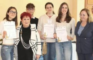 Nicole Cimadomo e gli altri vincitori dell'agone con la prof.ssa Teresa Maiello, organizzatrice della gara, e con la dirigente scolastica Daniela Nappa (DS Liceo Classico e SU "Francesco Durante" di Frattamaggiore)
