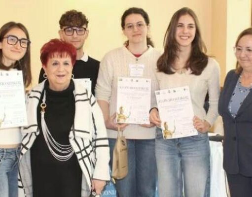 Nicole Cimadomo e gli altri vincitori dell'agone con la prof.ssa Teresa Maiello, organizzatrice della gara, e con la dirigente scolastica Daniela Nappa (DS Liceo Classico e SU "Francesco Durante" di Frattamaggiore)