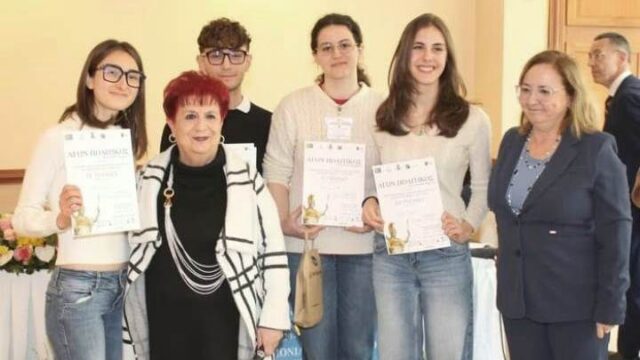 Nicole Cimadomo e gli altri vincitori dell'agone con la prof.ssa Teresa Maiello, organizzatrice della gara, e con la dirigente scolastica Daniela Nappa (DS Liceo Classico e SU "Francesco Durante" di Frattamaggiore)