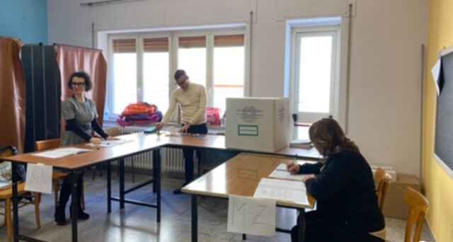 Elezioni seggio elettorale Elezioni seggio elettorale Corato