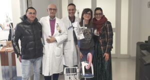 l'Associazione gli Amici di Nicola e di Luigi Mariano consegna l'apparecchiatura respiratoria AIRVO2 per ossigenoterapia ad alti flussi non invasivo al reparto di oncoematologia pediatra della clinica universitaria di Bari