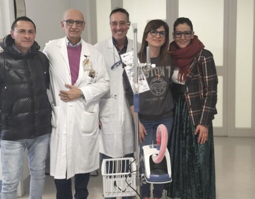 l'Associazione gli Amici di Nicola e di Luigi Mariano consegna l'apparecchiatura respiratoria AIRVO2 per ossigenoterapia ad alti flussi non invasivo al reparto di oncoematologia pediatra della clinica universitaria di Bari