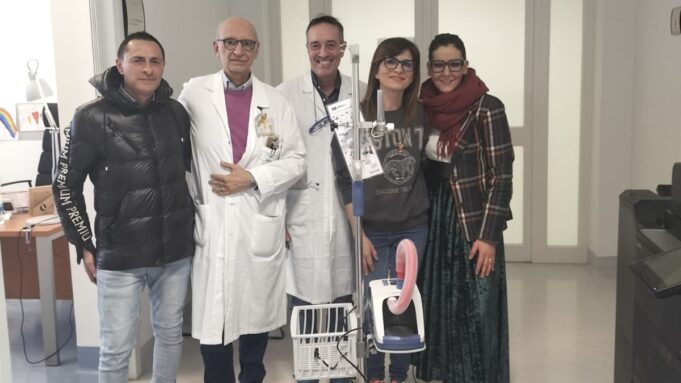 l'Associazione gli Amici di Nicola e di Luigi Mariano consegna l'apparecchiatura respiratoria AIRVO2 per ossigenoterapia ad alti flussi non invasivo al reparto di oncoematologia pediatra della clinica universitaria di Bari