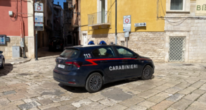 Sparatoria in pieno centro a Corato, paura nella notte: un ferito Carabinieri al Lavoro sul luogo della sparatoria in orno centro a Corato