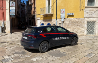 Sparatoria in pieno centro a Corato, paura nella notte: un ferito Carabinieri al Lavoro sul luogo della sparatoria in orno centro a Corato