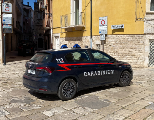 Sparatoria in pieno centro a Corato, paura nella notte: un ferito Carabinieri al Lavoro sul luogo della sparatoria in orno centro a Corato