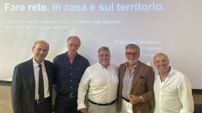 Il nuovo direttivo AIC incontra sindaco e giunta: al centro sviluppo economico e zona industriale Il nuovo direttivo AIC incontra il sindaco di Corato e la giunta per discutere le priorità dello sviluppo economico cittadino