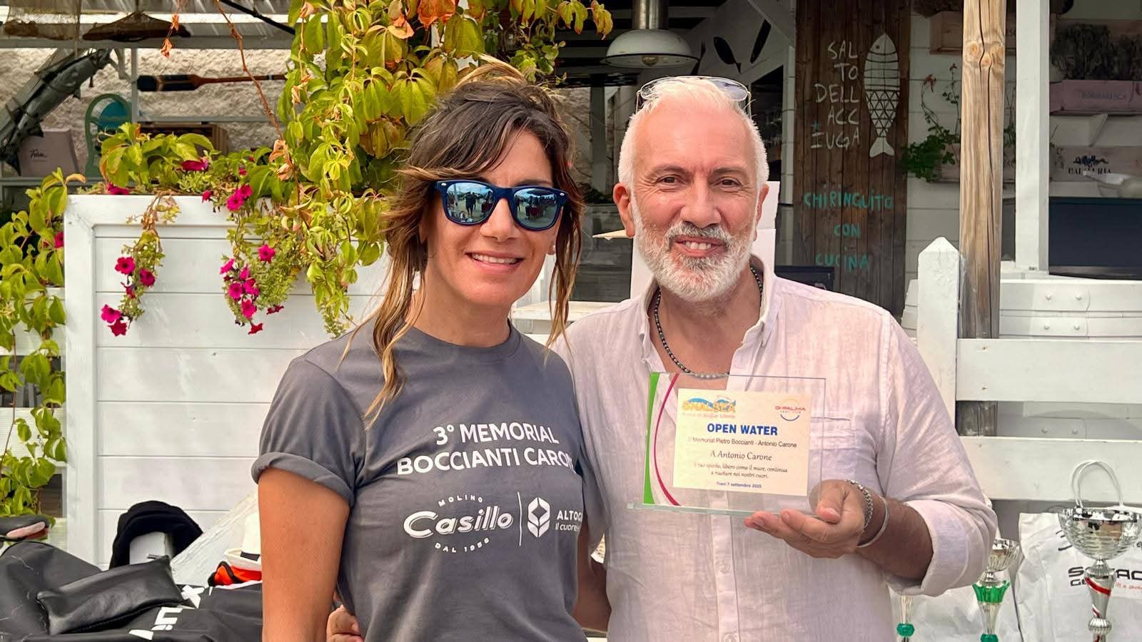La consegna della targa al fratello di Antonio Carone durante il Memorial Boccianti-Carone di nuoto edizione 2025